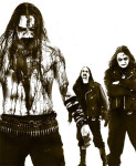 Kolme Marduk-nimisen bändin jäsentä seisoo vitivalkoista taustaa vasten ylivalottuneessa ryhmäkuvassa. Etummaisena vasemmassa laidassa paidaton mies, jolla luotivyö ja kettinkiä lantion ympärillä. Miehen naama ja ylävartalo veren tahrima, kasvoissa corpse