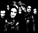 Mustavalkoinen ryhmäkuva Cradle Of Filth -ryhmän kokoonpanosta, johon kuuluu kuusi ihmishahmoa. Kuva on ylivalottunut ja suttuinen, kuin tavanomaisen black metal –bändin promokuva. Osalla hahmoista corpse paintit kasvoilla.