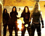Nelipäisen Arch Enemy -bändin kokoonpano seisoo rivissä keltaseinäisen huoneen luona. Etummaisena oikeassa laidassa vaaleahiuksinen laulajatar, jolla yllään mustat housut ja tummanvihreä paita. Taaempana kolme mustiin pukeutunutta miestä.