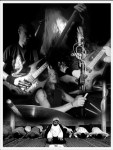 Mustavalkoinen kuvakollaasi, jossa yläosassa näkyy The Monolith Deathcult -bändin jäseniä ja alaosassa kyyristeleviä miehiä, jotka istuvat lattialla.