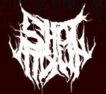 Shot At Dawn -bändin logo tummaa taustaa vasten valkoisella värillä. Logo on kuin hahmoton kuusenoksa tai jonkinlainen rönsyilevä maaliroiske.