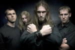 Wolfpack Unleashed -bändin neljä miesjäsentä seisoo rivissä tummasävyisessä valokuvassa. Kahdella keskimmäisellä miehellä pitkät vaaleanruskeat hiukset. Heillä kasvoillaan yrmyt ilmeet. Keskimmäinen pitää ranteitaan ristissä.