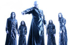 The Amenta -yhtyeen viisi jäsentä seisoo vitivalkoista taustaa vasten. Jokaisella miehellä yllään kiiltävästä lateksista tai nahasta valmistetut pitkät takit. Keskimmäinen ojentelee kättään.
