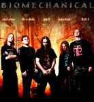 Biomechanical-yhtyeen viisi jäsentä seisoo kuvamanipuloitua taustaa vasten pukeutuneina mustiin vaatteisiin. Kullakin miehellä yllään bändipaita.