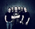 Kohtalaisen tummasävyinen, kylmä, valokuva Amorphis-yhtyeen kuudesta miespuolisestä jäsenestä, jotka seisovat tiivissä kimpussa tummansinistä taustaa vasten. Etummaisena mies, jolla viikset ja leukaparta.