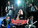 Nightmare-bändin jäsenet live-esiintymisessä kukin soittamassa omaa instrumenttiaan. Kuvan alaosassa keskitettynä yhtyeen logo punaisella värillä.