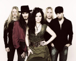 Promovalokuva Nightwish-bändin jäsenistä, johon kuuluu neljä miestä ja Anette Olzon. He seisovat vaaleata taustaa vasten pukautuneena valtaosin mustiin vaatteisiin, mutta Tuomaksella punainen paita ja Anettella tummanvihreä mekko.