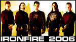 Viisipäisen Iron Fire -yhtyeen miesjäsenet seisovat kellertävää ja valoisaa taustaa vasten rivissä. Miehillä lähes kaikilla lyhyet tai puolipitkät hiukset. He ovat pukeutuneet pääsääntöisesti mustiin vaatteisiin.