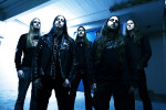 Sinisävyinen promovalokuva Opeth-yhtyeen viisihenkisestä miehistöstä, jonka miehet seisovat mustiin vaatteisiin pukeutuneina matalakattoisessa huoneessa. Miehillä on lyhyet hiukset, osalla viikset tai partaa.