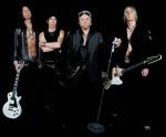 Fatal Smile -bändin miehet seisovat rivissä mustaa taustaa vasten pukeutuneina lähinnä mustiin vaatteisiin. Parilla hepulla kourissaan kitarat tai bassot.