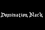 Domination Black -bändin logo valkoisella värillä mustaa taustaa vasten kirjoitettuna goottilaisin kirjaimin. Kunkin sanan alkukirjain versaalilla, muut pienin kirjaimin.