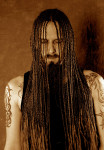 Pain Of Salvation -bändin yksi miespuolisista jäsenistä seisoo tummanruskeaa taustaa vasten. Miehellä hihaton musta paita, viikset ja partaa. Päässä hänellä pitkät pikkuletitetyt hiukset, jotka peittävät osan kasvoista.