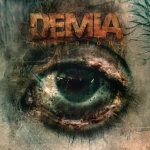 Demia-bändin debyyttialbumin, nimeltään 'Insidious', kansikuva, jossa bändin logo näkyy uponneena rupuisen silmän yläpuolella. Silmä on tylsä, sen väri vihreä, iho ympärillä likainen ja osittain verinenkin.