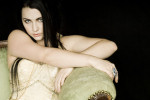 Evanescencen keulahahmona toimivan Amy Leen potretti, jossa nainen makoilee mustaa taustaa vasten vaalealla barokki-istuimella yllään luonnonvalkoinen puku tai korsetti. Naisella pitkät mustat hiukset ja kuulas iho.