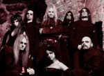 Therionin kaikki jäsenet, joita kuvassa kahdeksan kappaletta, poseeraavat sävyltään viininpunaisessa valokuvassa. Kaksi heistä on naisia, muuta miehiä. Oikeassa laidassa istuu mies, jolla kalju valkoinen kallo ja kasvoilla viikset.