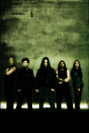 Myrkynvihreää ja likaista taustaa vasten seisoo viisi mustiin pukeutunutta Firewind-bändin miespuolista jäsentä, joista osalla pitkät mustat hiukset. Osalla heistä lyhythihaiset paidat yllään.