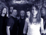 Violetinsävyinen valokuva C-ROM-nimisen goottimetallia soittavan yhtyeen jäsenistä, joita kuvassa kuusi kappaletta. Yksi heistä on nainen, jolla yllään vitivalkoinen paita tai mekko ja päässä pitkät vaaleanruskeat hiukset.