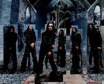 Kuusi mustiin pukeutunutta mieshahmoa Cradle Of Filth -metallibändistä seisoo keskellä hautausmaista maisemaa hämärään aikaan. Keskimmäisenä Dani Filth, jonka toinen silmä mustana.