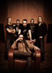 Amorphis-bändin pressikuva, jossa miehet seisovat nahkatuolissa istuvan keulahahmon takana.