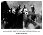 Mustavalkoinen bändipotretti Mushroomhead-nimisestä yhtyeestä, jonka jäsenet muistuttavat ulkoasuiltaan Slipknotia tai The Berzerkeriä. Miehiä kuvassa seitsemän kappaletta, osittain sumun tai savun peitossa.