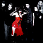 Mustanpuhuva valokuva Shmely-bändin jäsenistä. Kuvassa viisi mustiin pukeutunutta hahmoa ja yksi kirkkaanpaunaiseen mekkoon pukeutunut nainen. Myös yksi mustiin pukeutuneista hahmoista on nainen, hänellä punaiset huulet.