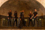 Viisi mustiin vaatteisiin pukeutunutta Atrocity-bändin miesjäsentä seisoo rivissä kupolikattoisen holvin keskellä. Holvin seinät maalattu tummanruskeiksi, niissä kuvioita ja muotoja. Keskimmäisenä seisovalla miehellä pitkät hiukset ja nilkkapituinen musta